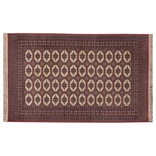 Tapete. Siglo XX. Estilo turcomano. Elaborado en fibras de lana. Marca Karastan. Decorado con motivos geométricos.