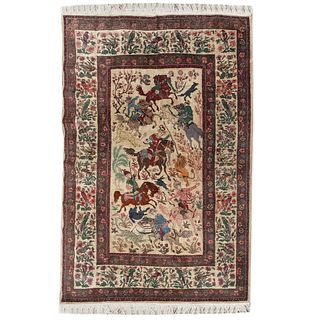 Tapete. Persia, siglo XX. Elaborado en fibras de lana y algodón. Decorada con elementos vegetales, florales, aves y escenas de caza.