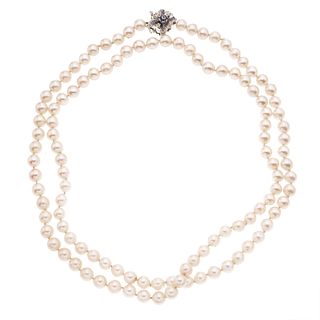 Collar de perlas y zafiros en oro blanco de 14k. 113 perlas cultivadas color crema de 9 mm. Broche con 19 zafiros corte redondo...