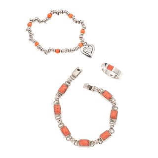Dos pulseras y anillo con ágatas y corales en plata .925.