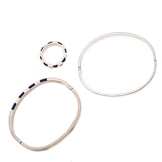 Dos brazaletes y anillo con lapislázuli en plata .925. Talla: 7. Peso: 47.4 g.
