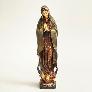 Virgen de Guadalupe. Siglo XX. Elaborada en pasta moldeada y policromada. Decorada con esmalte dorado. 33 cm altura