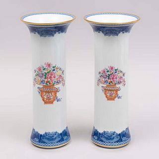 Par de floreros. Portugal. Siglo XX. Elaborados en porcelana Vista Alegre para Mottahedeh. Modelo Winterthur Mandarin Bouquet.