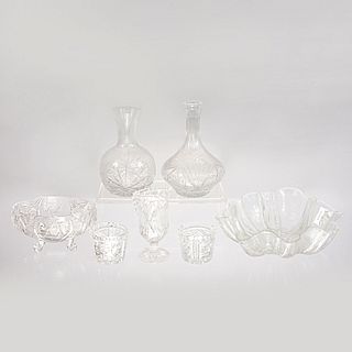 Lote de 7 piezas. Siglo XX Diferentes diseños. En cristal y vidrio. Consta de: taza, jarrón, licorera, 2 centros de mesa y 2 depósitos.