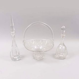 Lote de 3 piezas. Siglo XX. Elaboradas en cristal. Consta de: centro de mesa con diseño a manera de canasta y 2 licoreras.