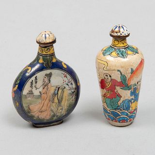Lote de 2 botellas de rapé.  China, siglo XX. Elaboradas en latón con esmalte pintado a mano . Decoradas con escenas costumb...