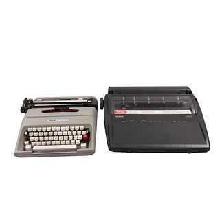 Lote de 2 máquinas de escribir SXX En metal y material sintético. Consta de: a) Portátil. Marca Olivetti. b) Electrónica. Marca Brother