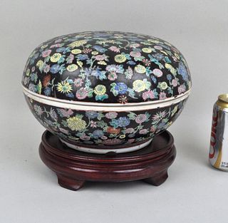 Chinese Porcelain Thousand Flower Covered Box