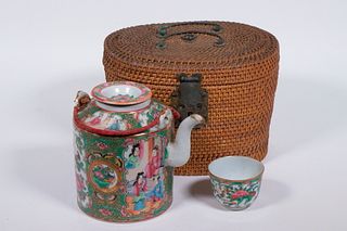 CHINESE EXPORT PORCELAIN TEAPOT IN WICKER CASE