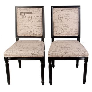 Par de sillas. Siglo XXI. En talla de madera laqueada color negro. Con respaldos cerrados y asientos en tapicería color beige.