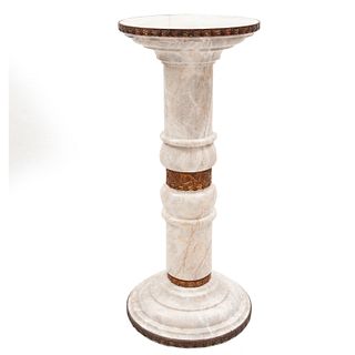 Pedestal. Siglo XX. Diseño a manera de columna. En talla de mármol blanco jaspeado. Con ábaco y zócalo circular, fuste anillado.