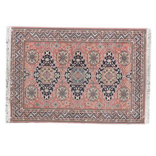 Tapete. Siglo XX. Estilo turcomano. Elaborado en fibras sintéticas. Decorado con elementos geométricos y florales. 170 x 119 cm