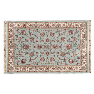 Tapete. Siglo XX. Estilo Tabriz. Elaborado en fibras de lana y algodón ensedadas. Decorado con elementos florales. 232 x 151 cm