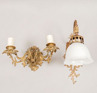Lote de 2 arbotantes. Siglo XX. Elaborados en metal dorado. Para una y dos luces. Decorados con elementos florales, vegetales.