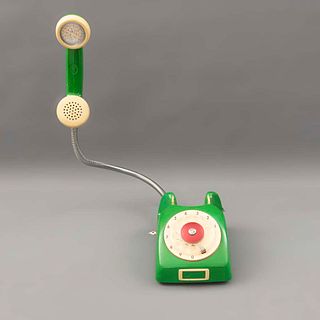 Lámpara de mesa. México. Siglo XX. Diseño a manera de teléfono. En baquelita, metal y material sintético. Marca Ericsson.