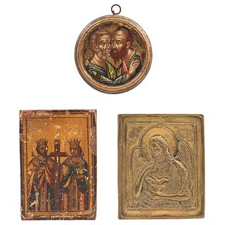 LOTE DE TRES ICONOS RUSIA, SIGLO XIX Óleo sobre madera y una placa de bronce Detalles de conservación 16.5 x 11.3 cm dim max