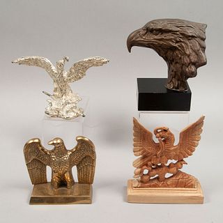 Lote de 4 águilas. Siglo XX. Elaboradas en bronce, talla en madera, antimonio y metal ahuecado. 22 cm de altura (mayor con base)
