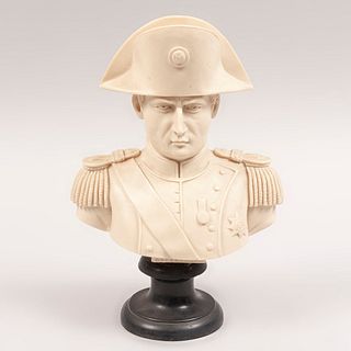 Busto de Napoleón Bonaparte. Siglo XX. Elaborado en pasta moldeada acabado crudo con base escalonada circular. 25 cm de altura