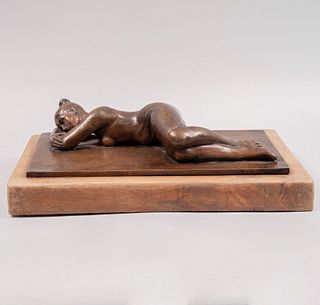 REBECA. Mujer recostada. Firmada. Escultura en bronce. Con base de madera. 8 x 32 x 19 cm