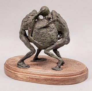 MARIO ATHIE. Personajes sujetando una pelota. Firmado en placa. Escultura en bronce patinado. Con base de madera oval. 32 cm de altura.