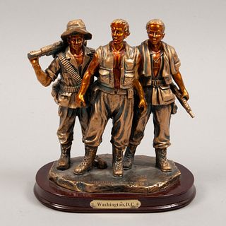 Reproducción a escala de la escultura "The Three Soldiers" por Frederick Hart  China. Siglo XX. Elaborado en material sintético.