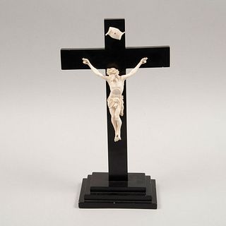 CRISTO CRUCIFICADO FRANCIA, SIGLO XX Talla en marfil. Cruz latina de madera ebonizada.