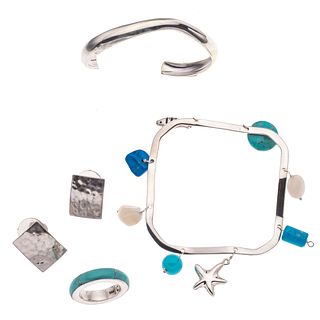 Pulsera, brazalete, anillo y par de aretes con turquesas y cuarzos en plata .925. Peso: 57.9 g.