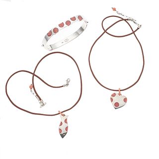 Dos collares de piel color café, dos pendientes y pulsera con ágatas en plata .925. Diseños de pez y corazón. Peso: 54.6 g.