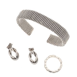 Pulsera, anillo y par de aretes en plata .925. Diseño tejido de petatillo. Peso: 60.7 g.