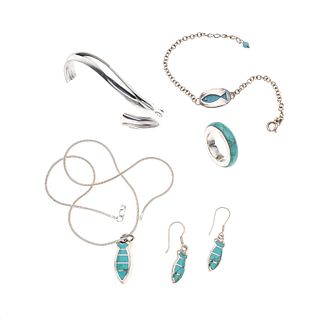 Pulsera, anillo, brazalete, collar, pendiente y par de aretes con mosaicos de turquesas en plata .925. Peso: 42.7 g.