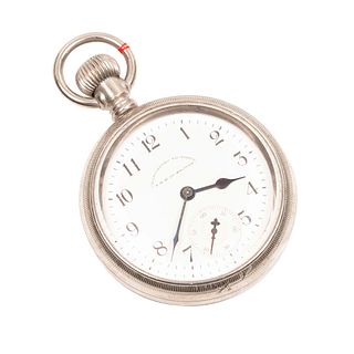 Reloj de bolsillo de la marca Waltham con motivo en bajo relieve de escena con tren.
