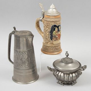 Lote de 3 piezas. Diferentes orígenes. Siglo XX. Elaborados en pewter, estaño y cerámica. Marca Ceramarte, Pietro y Royal Daalderop.