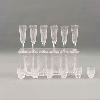 Lote de vasos y copas. Siglo XX. Elaborados en cristal cortado. Consta de: 4 vasos, 6 copas para vino espumoso y 6 shots. Piezas: 16