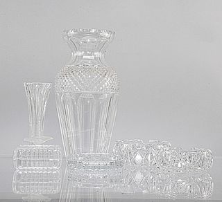 Lote de 6 piezas. Siglo XX. Elaborados en cristal y vidrio. Consta de: florero, violetero, alhajero y 3 ceniceros.