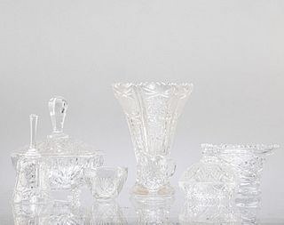 Lote de 7 piezas. SXX En cristal y vidrio. Consta de: florero, campana, depósito, cremera pequeña, centro de mesa, bombonera y dulcero.