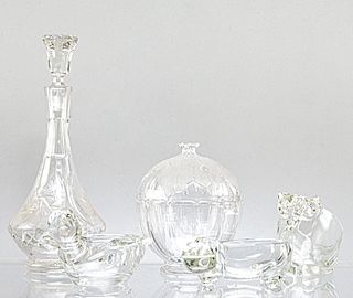 Lote de 5 piezas. Siglo XX. Elaboradas en cristal. Consta de: licorera, bombonera y 3 depósitos con diseño a manera de animales.