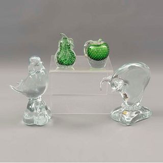 Lote de 4 figuras decorativas. México, otro. Siglo XX. Elaborados en cristal de murano. Consta de: pera, manzana, paloma y toro.