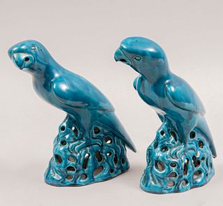 Par de loros. Francia. Principios del siglo XX. Elaborados en porcelana porcelaine du Paris. Decorados en color azul.