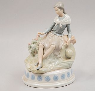 Campesina. España, siglo XX. Elaborada en porcelana Lladró acabado brillante con base de caja músical de cuerda.
