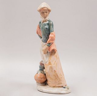 Mujer con jarrones. España. Siglo XX. Elaborada en porcelana Nadal. Acabado mate. 29 cm de altura