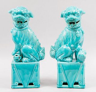 Par de leones de Fu. Siglo XX. Elaborados en cerámica vidriada color azul. 41 cm altura