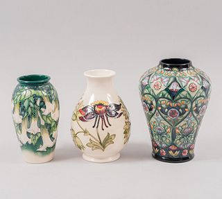 Lote de 3 floreros. Inglaterra. Siglo XX. Elaborados en porcelana Moorcroft. Sellados. Decorados con elementos vegetales.
