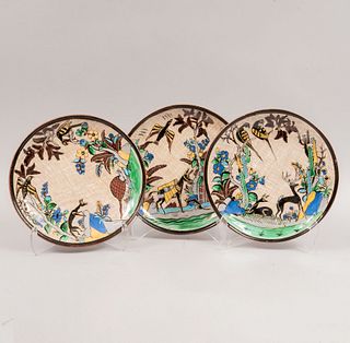 Lote de 3 platos. Siglo XX. Elaborados en cerámica. Decorados con elementos vegetales, florales, zoomorfos y escenas campestres.