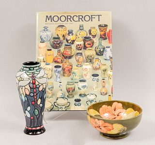 Lote de 3 piezas. Inglaterra. Dos elaborados en porcelana Moorcroft. Consta de: Florero, Bowl y libro.