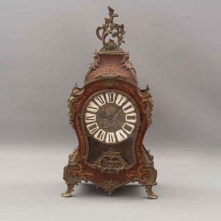 Reloj de mesa. México SXX. Estilo Luis XV. En madera enchapada con aplicaciones de metal dorado. Mecanismo de cuarzo. Marca Irmsa.