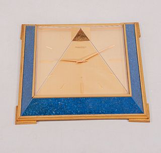 Reloj de mesa. Suiza. Siglo XX. Marca Jaeger-Le Coultre. Diseño piramidal. Elaborado en metal dorado. Mecanismo de cuerda.