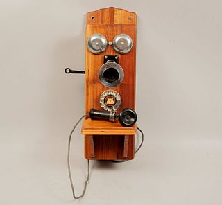 Teléfono de pared. EE.UU. Siglo XX. Gabinete de madera, mecanismo eléctrico, baquelita y circuitería. Marca AECO.