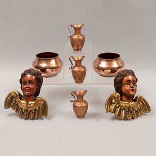 Lote de 7 piezas. Siglo XX. Elaborados en madera tallada y cobre. Consta de: 2 querubines, 2 depósitos y 3 jarras pequeñas.