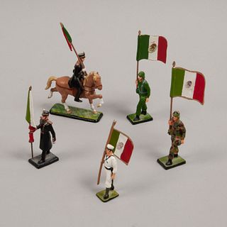 Lote de 5 soldados a escala. México. Siglo XX. Elaborados en plomo policromado. Consta de soldados mexicanos abanderados.
