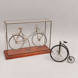 Lote de 2 bicicletas a escala. Siglo XX. Elaboradas en metal y material sintético. Colegiala 1953 con capelo de vidrio y base.